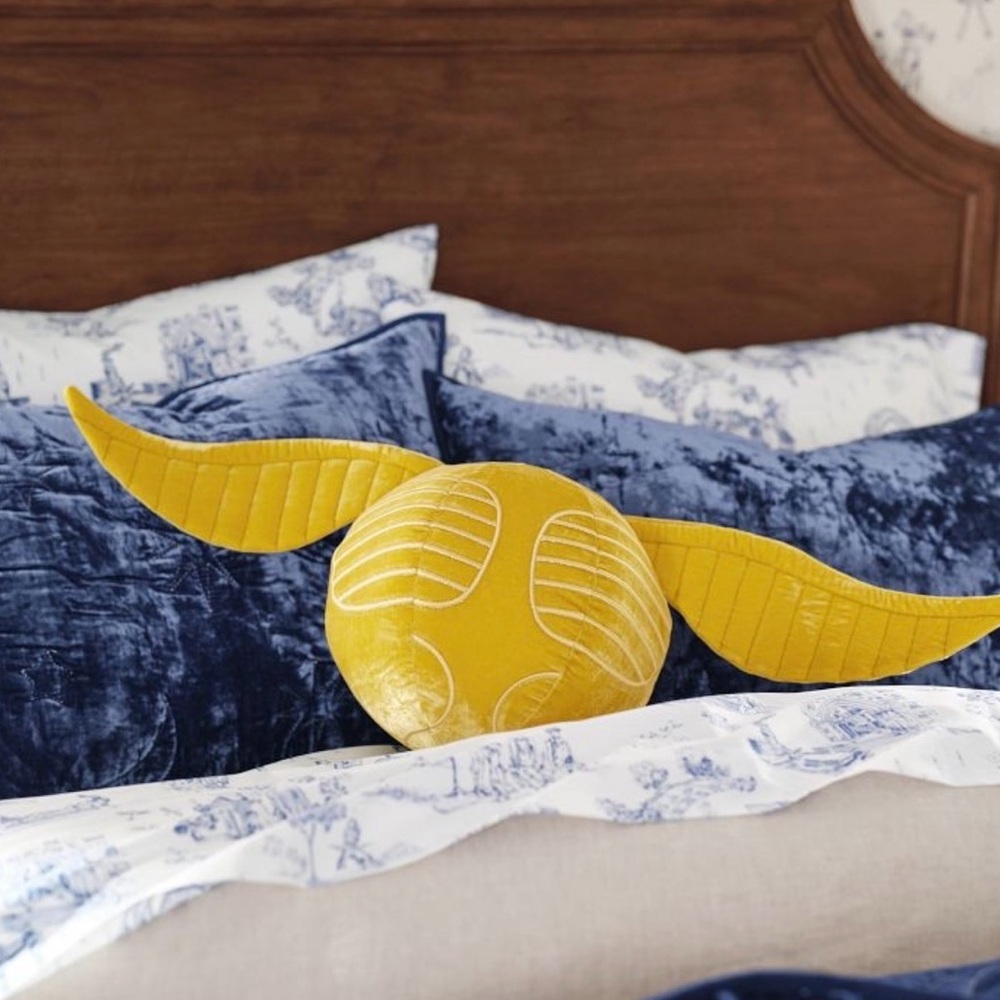 Pottery Barn Teen Harry Potter Golden Snitch Pillow!
NWT
NIB